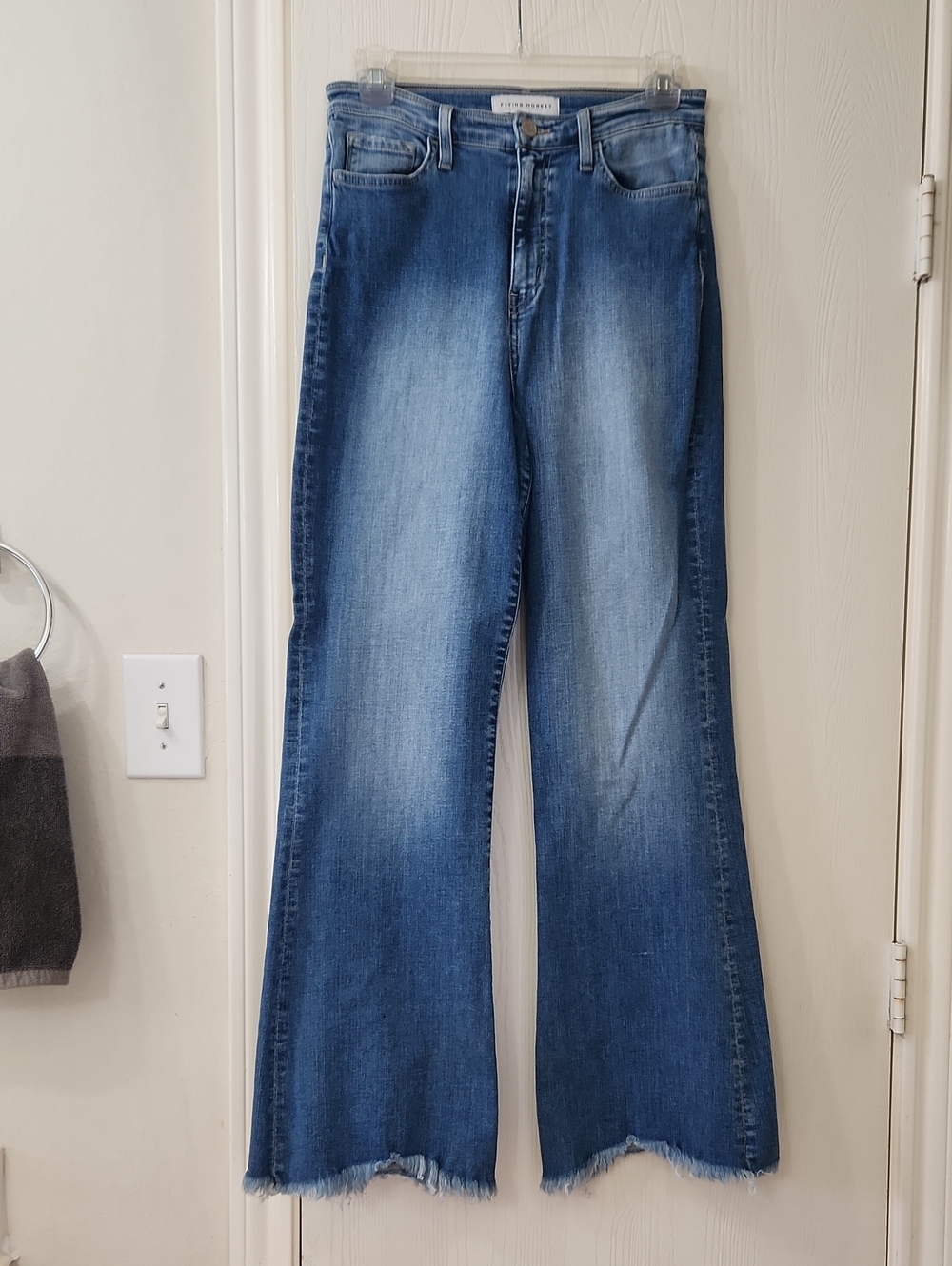 Flying Monkey High-Rise Wide Leg Raw Hem Jeans. Size 28. Style# Y3626. GUC